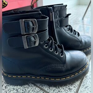 Nwot Dr. Marten 1406 boots with buckles and zipper.